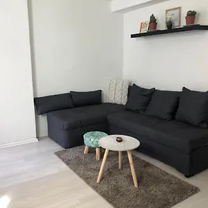 Apartment Bescheidene Untergeschoss In Guter Lage.